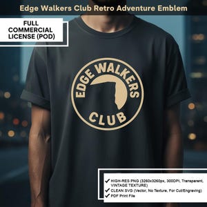 Może przedstawiać: Ciemnoszara koszulka z okrągłym emblematem z napisem "EDGE WALKERS CLUB" w stylu vintage. Emblemat ma beżowy wzór klifu. Koszulka ma również napis "FULL COMMERCIAL LICENSE (POD)" w białym polu.