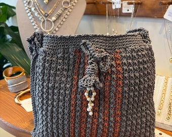 Bolso tejido a mano decorado con rayas grises y naranjas, regalo ideal para cumpleaños o el Día de la Madre.