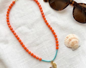 Collar de cuentas naranjas con dijes de peces y conchas marinas, oro de 14 quilates.