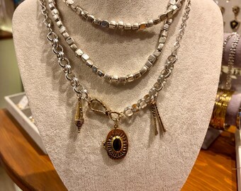Collar de cadena plateada en capas, colgante de candado vintage, metales mixtos, regalo de cumpleaños o del Día de la Madre.