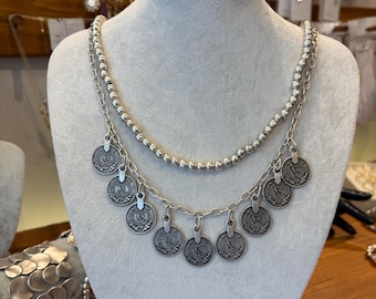 Collar bohemio con monedas en capas: joyería de plata con estilo tribal
