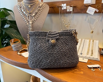 Bolso de ganchillo gris hecho a mano con detalle de cadena dorada