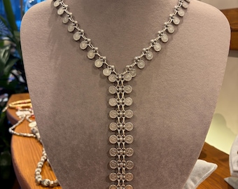 Collar largo de monedas de plata hecho a mano: joyería tribal bohemia con un toque especial