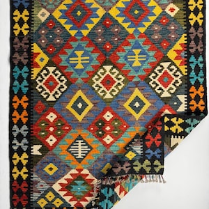 Tapete Kilim de lã tecido à mão: tapete turco geométrico colorido (1,16 × 1,71 m)