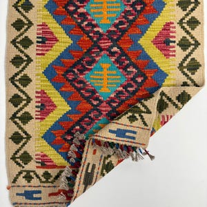 Alfombra Kilim de lana tejida a mano: diseño tribal turco pequeño
