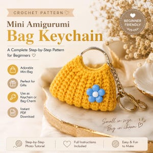 Può includere: Uno schema all'uncinetto per un mini portachiavi a forma di borsa amigurumi. La borsa gialla lavorata all'uncinetto presenta un decoro a fiore blu con centro bianco e un anello portachiavi in metallo argentato. Il testo recita Crochet Pattern, Mini Amigurumi Bag Keychain.