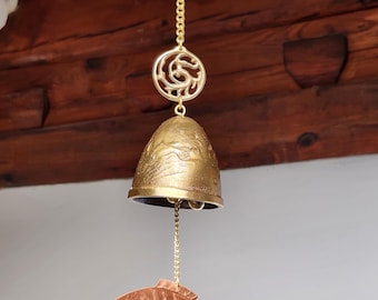 Handgemaakte koperen windgong – geïnspireerd op Koreaanse muurschilderingen met visbedel