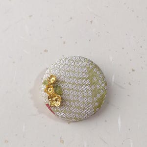 Japanese Kinran Brooch "前進 - Zenshin" - Peridot Gemstone, Traditional Gold Textile, Kanoko Pattern, Handmade Accessory, Gift for Her