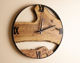 Handgefertigte Holzwanduhr mit Metallrahmen, Olivenholz Wanduhr, Live Edge Wandkunst, Naturkanten Holzdekor, Bürogeschenke