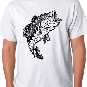 Pu&ograve; includere: Una maglietta bianca con un disegno a linea nera di un pesce persico che salta fuori dall'acqua.