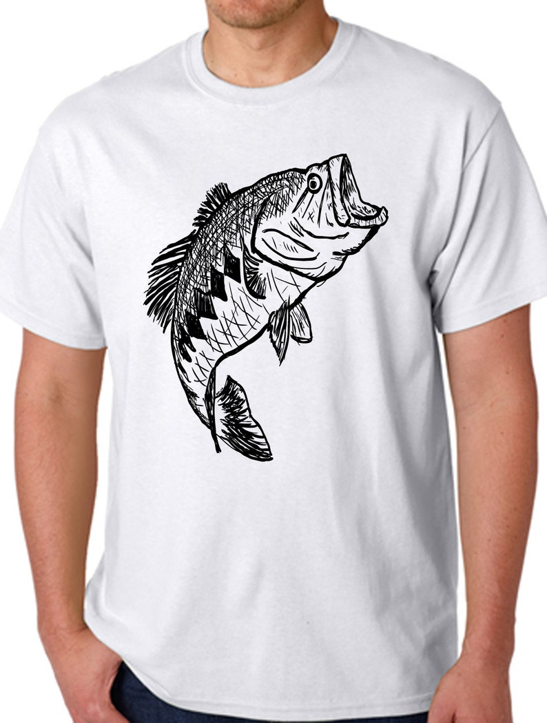 Pu&ograve; includere: Una maglietta bianca con un disegno a linea nera di un pesce persico che salta fuori dall'acqua.