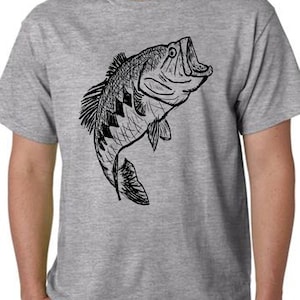 Pu&ograve; includere: Una maglietta grigia con un disegno in bianco e nero di un pesce persico con la bocca aperta.