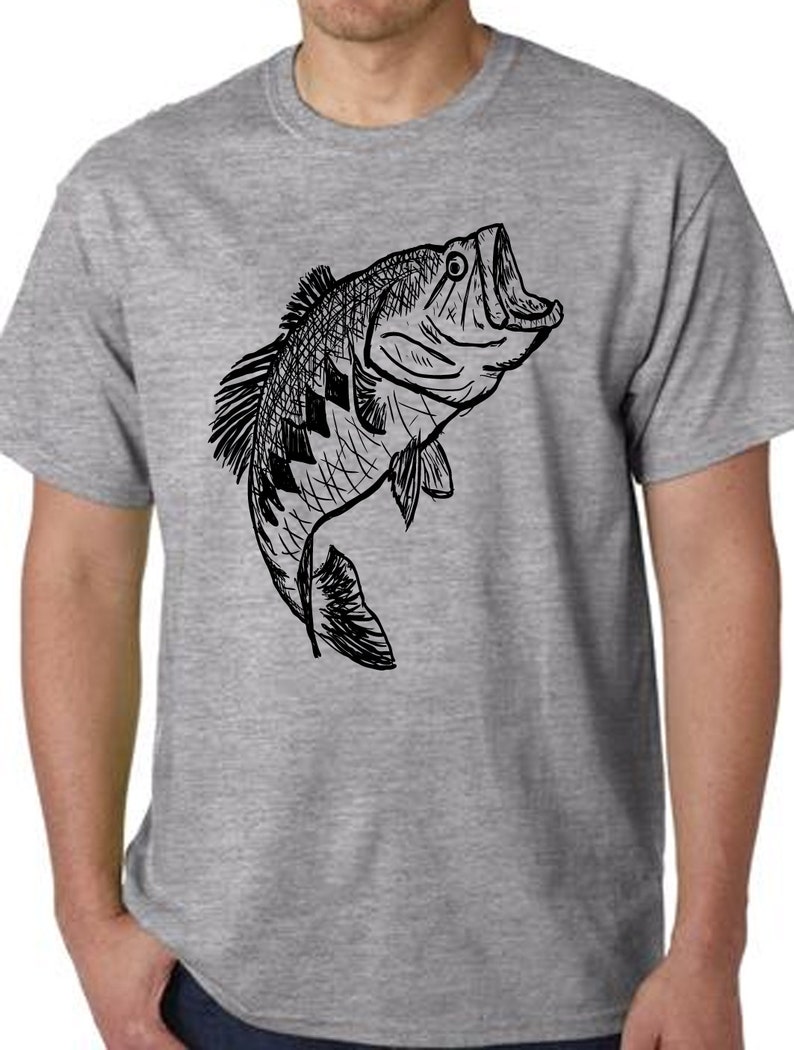 Pu&ograve; includere: Una maglietta grigia con un disegno in bianco e nero di un pesce persico con la bocca aperta.