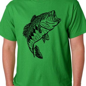 Pu&ograve; includere: Una maglietta verde con un disegno a linea nera di un pesce persico che salta fuori dall'acqua.