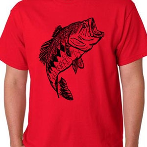 Pu&ograve; includere: Una maglietta rossa con un disegno a linea nera di un pesce persico che salta fuori dall'acqua.