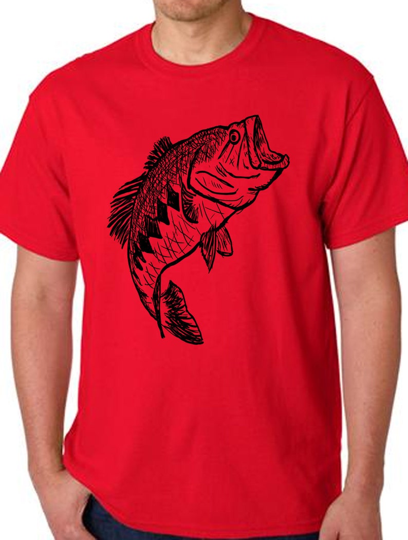 Pu&ograve; includere: Una maglietta rossa con un disegno a linea nera di un pesce persico che salta fuori dall'acqua.