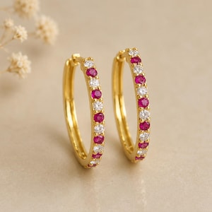 Orecchini a cerchio in oro 14 carati con rubini, orecchini a cerchio Huggie con rubini e diamanti alternati, delicati orecchini a cerchio eternity con pietre preziose rosse, regalo per lei con la pietra portafortuna di luglio.