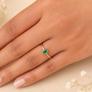 Bague émeraude ovale en or 14 carats, solitaire serti clos, pierre précieuse verte minimaliste, bague de promesse empilable