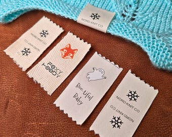 In het midden gevouwen katoenen kledinglabels: natuurlijke katoenen keperstof, babyveilig label, 0,8 inch breed