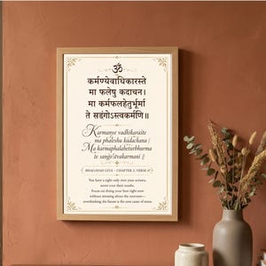 Peut inclure: Une affiche murale rectangulaire dans un cadre en bois clair présentant le chapitre 2, verset 47 de la Bhagavad Gita. Le texte est écrit en devanagari, en sanskrit translittéré et en anglais sur un fond crème avec des coins floraux dorés.