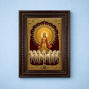 Könnte beinhalten: Ein gerahmtes Wandbild mit einer zentralen Figur in goldener Kleidung, die auf einem von sieben weißen Pferden gezogenen Streitwagen steht. Das Kunstwerk ist vor einem tiefroten Hintergrund mit einem verzierten Goldrand und einem Strahlenkranz platziert.