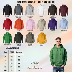 Pode incluir: Uma variedade de hoodies unissexo em v&aacute;rias cores, incluindo preto, cinzento e vermelho. A imagem apresenta uma tabela de tamanhos com medidas em cent&iacute;metros e o texto "UNISEX HOODIE - GILDAN 18500" e "TUAL Apparel Designs".