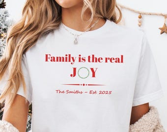 Camiseta "La Familia es la Verdadera Alegría", Camiseta personalizada con nombre familiar, Camiseta de cuello redondo navideña personalizada, Regalo familiar para las fiestas, Est. 2025