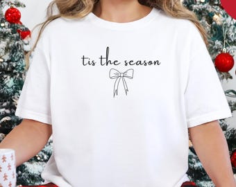 Comfort Colors®Tis The Season Weihnachtshemd mit Schleife, süßes Weihnachtshemd, Weihnachtsschleife-T-Stück, Mutter Geschenk, Geschenk für sie, minimalistisches Weihnachts-T-Stück