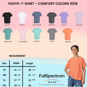 Puede incluir: Una exhibici&oacute;n de camisetas juveniles en varios colores, incluyendo negro, blanco, azul vaquero, pimienta, violeta, orqu&iacute;dea, espuma de mar, flor, calc&aacute;reo, gris y mel&oacute;n. La imagen tambi&eacute;n incluye una tabla de tallas con medidas en pulgadas y el texto "FullSpectrum WEAR".