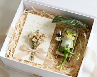 Ta swobodna figurka żaby w stylu retro stanowi idealny prezent i ozdobę. Nadaje się do postawienia na biurku lub półce.