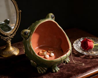 Słoik w kształcie żaby w stylu vintage — rustykalna, a zarazem praktyczna ceramiczna ozdoba biurka, mebla lub prezent.