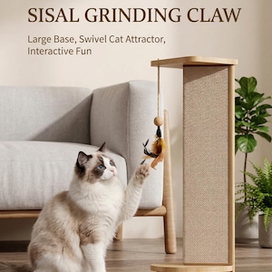 Könnte beinhalten: Ein Kratzbaum aus massivem Holz mit Sisal-Schleifkralle. Der Pfosten hat eine große Basis und eine gewebte Sisal-Kratzfläche. Eine Katze greift nach einem hängenden Spielzeug. Der Text auf dem Bild lautet: "SOLID WOOD CRAFT SISAL GRINDING CLAW".