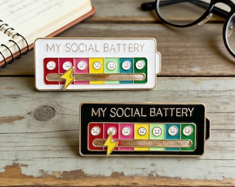 Interaktywna, przesuwna przypinka emaliowana - monitor nastroju i odznaka informująca o agresji społecznej, służąca do ozdabiania plecaków i płaszczy.