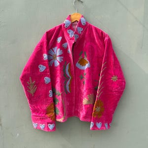 Giacca Suzani in velluto ricamato con motivi floreali boho, foderata in cotone fatta a mano