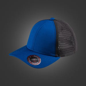 Può includere: Un cappellino da baseball blu con visiera curva e pannello posteriore in rete grigio scuro. Il cappellino presenta un piccolo bottone rotondo sulla parte superiore e una toppa circolare con la scritta "CUSTOM HEADWEAR".
