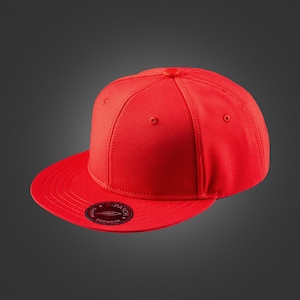 Könnte beinhalten: Eine leuchtend rote Baseballkappe mit flachem Schirm. Die Kappe hat eine strukturierte Krone und einen kleinen, kreisförmigen Aufnäher auf dem Schirm. Der Hut ist einfarbig leuchtend rot, vor einem dunkelgrauen Hintergrund.