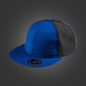 Könnte beinhalten: Zweifarbige Baseballkappe mit flachem Schirm. Die Vorderteile und der Schirm sind leuchtend blau, während die Rückenteile dunkelgrau sind. Ein kleiner Aufnäher ist auf dem Schirm sichtbar. Die Kappe ist für den Freizeitgebrauch konzipiert.