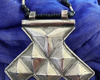 Tuareg Tribe Large Khomeissa or Khomissar with onyx beads necklace