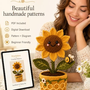 Puede incluir: Un girasol de ganchillo con cara sonriente, hojas verdes y una pequeña abeja, plantado en una maceta amarilla con patrón de panal. Una tableta digital muestra el texto PrintVelora Crochet Pattern Sunflower & Honey Pot.