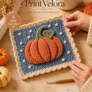 Puede incluir: Una pieza de ganchillo cuadrada con una calabaza naranja texturizada, un tallo verde y una hoja en forma de corazón sobre un fondo azul con lunares blancos, bordeada por un borde festoneado color crema. El texto Print Velora y PDF Included es visible.