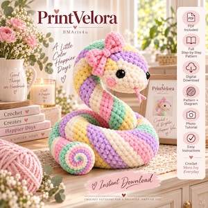 Könnte beinhalten: Eine Häkelanleitung für eine pastellfarbene Schlange mit einer rosa Schleife, mit dem Text PrintVelora, A Little Color Happier Days und Instant Download. Das Design enthält einen digitalen Download, eine Schritt-für-Schritt-Anleitung und Diagramme.