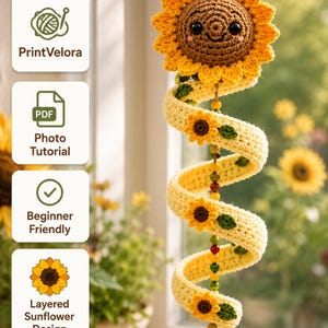 Può includere: Una decorazione da appendere a forma di girasole all'uncinetto con un viticcio a spirale giallo decorato con piccoli girasoli e foglie verdi, centrato da un filo di perline. Il grande fiore presenta un volto sorridente e occhi neri.