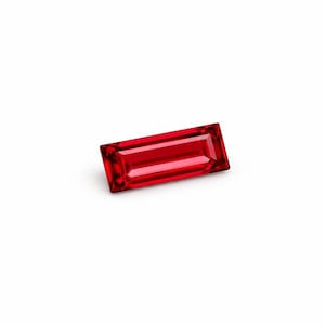 Syntetisk rubin, baguetteslipad, schweizisk korund, precisionsslipad. Finns i 4 x 2 mm - 20 x 10 mm.