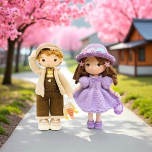 Puede incluir: Dos muñecos de ganchillo hechos a mano, un niño y una niña, están de pie en un camino. El niño lleva un mono marrón, una chaqueta beige y una gorra. La niña lleva un vestido y un sombrero morados. Se dan la mano.