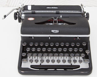 1946 Royal Quiet De Luxe Portable Typewriter with Original Case in EXCELLENT Condition, Serial # A-1241000