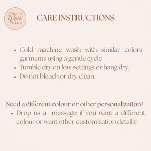 Pode incluir: Um cart&atilde;o informativo rosa claro com texto castanho escuro intitulado CARE INSTRUCTIONS. Lista as instru&ccedil;&otilde;es de cuidado: lavagem &agrave; m&aacute;quina a frio com cores semelhantes num ciclo suave, secar na m&aacute;quina a baixa temperatura ou ao ar livre.