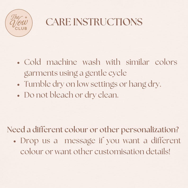 Pode incluir: Um cart&atilde;o informativo rosa claro com texto castanho escuro intitulado CARE INSTRUCTIONS. Lista as instru&ccedil;&otilde;es de cuidado: lavagem &agrave; m&aacute;quina a frio com cores semelhantes num ciclo suave, secar na m&aacute;quina a baixa temperatura ou ao ar livre.