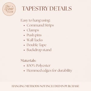 Pode incluir: Um gr&aacute;fico informativo de cor clara intitulado TAPESTRY DETAILS com o log&oacute;tipo The Vow Club. Lista m&eacute;todos de suspens&atilde;o como tiras Command, grampos, percevejos, tachas, fita de dupla face e suporte de fundo. Material 100% poli&eacute;ster.