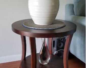 Mesa auxiliar redonda con estante, mesa auxiliar pequeña para sala de estar, mesa auxiliar moderna de madera, mesita de noche, mesa de exhibición con almacenamiento