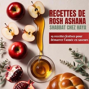 Peut inclure: Image en vue de dessus avec des éléments de Roch Hachana : pommes rouges, pommes tranchées, grenades, miel et pain challah. Le texte en français indique : "RECETTES DE ROSH ASHANA SHABBAT CHEZ HAYA" et "19 recettes festives pour démarrer l'année en saveurs."